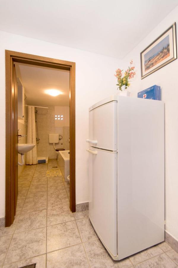 Apartments Jaksa Vis Exterior photo